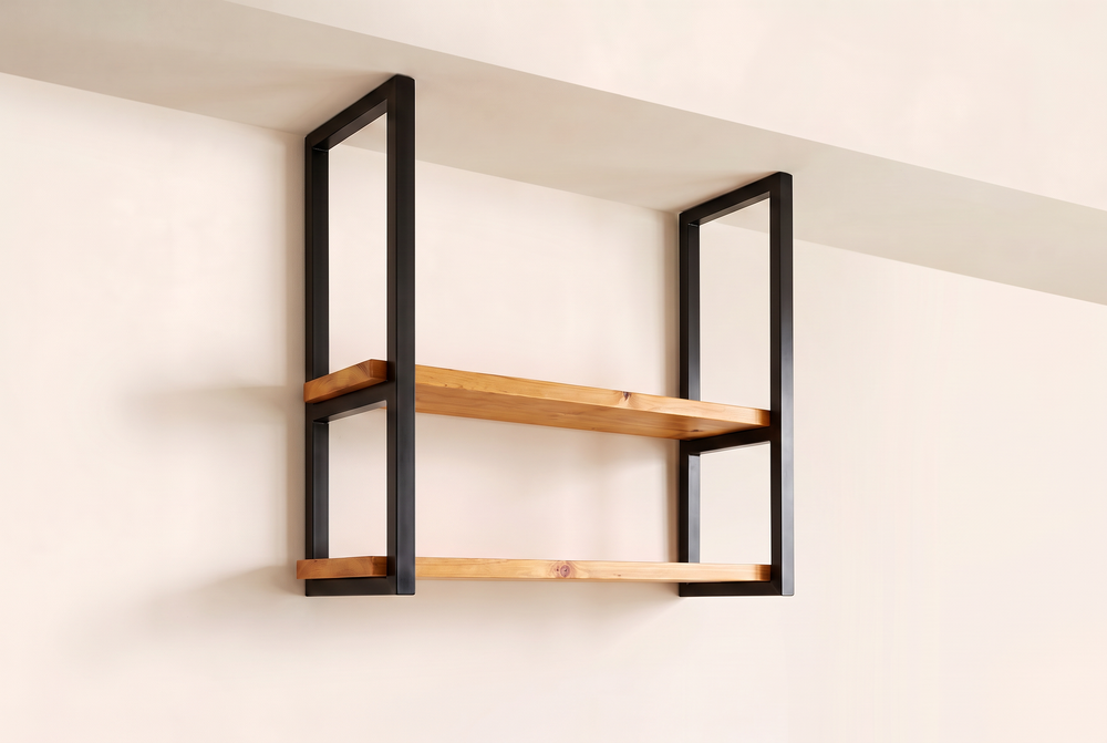 Prateleira de teto industrial preta com tábuas de pinus