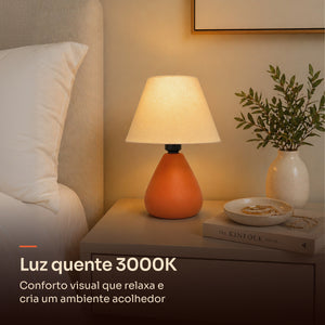 Abajur gota terracota com cúpula de tecido e luz quente 3000K na mesa de cabeceira #terracota #tecido