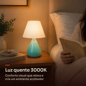 Abajur gota azul com cúpula de plástico e luz quente 3000K na mesa de cabeceira #azulbrilhante #plástico