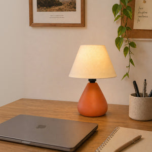 Abajur gota terracota com cúpula de tecido decorando mesa de escritório #terracota #tecido