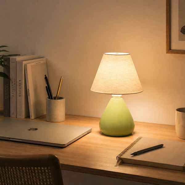Abajur gota verde pistache com cúpula de tecido decorando mesa de escritório #verdepistache #tecido