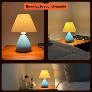 Abajur gota azul com cúpula de tecido aceso no quarto, iluminação aconchegante #azulbrilhante #tecido