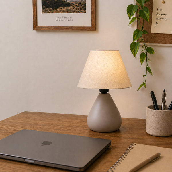 Abajur gota capuccino com cúpula de tecido decorando mesa de escritório #capuccino #tecido