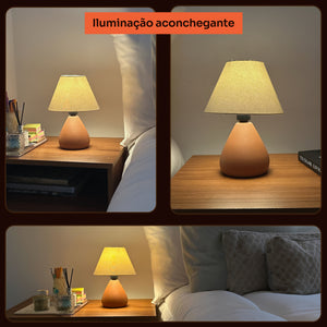 Abajur gota terracota com cúpula de tecido aceso no quarto, iluminação aconchegante #terracota #tecido