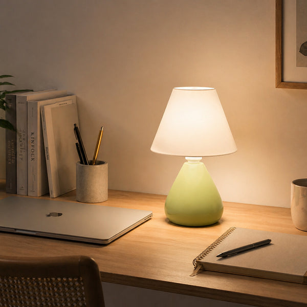 Abajur gota verde pistache com cúpula de plástico decorando mesa de escritório #verdepistache #plástico