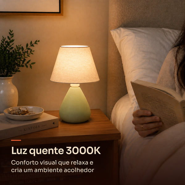 Abajur gota verde pistache com cúpula de tecido e luz quente 3000K na mesa de cabeceira #verdepistache #tecido
