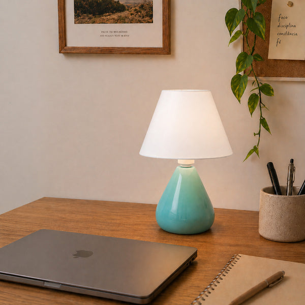 Abajur gota azul com cúpula de plástico decorando mesa de escritório #azulbrilhante #plástico