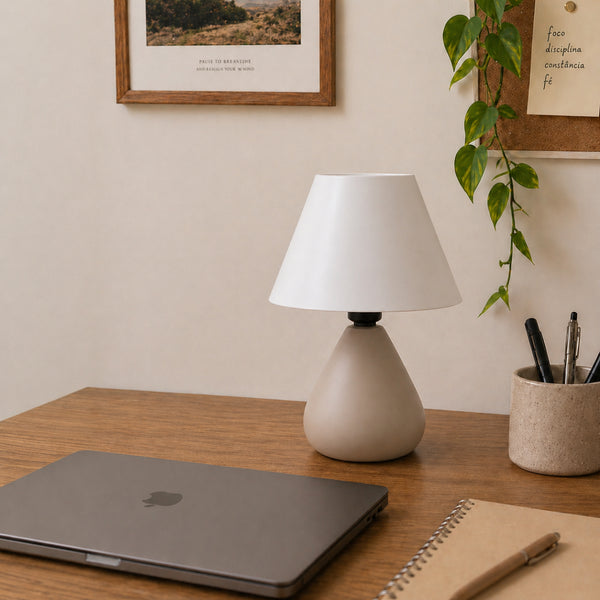 Abajur gota capuccino com cúpula de plástico decorando mesa de escritório #capuccino #plástico