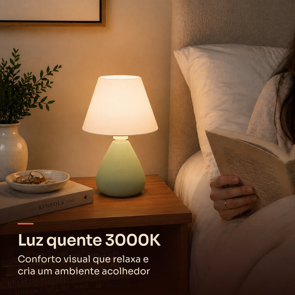 Abajur gota verde pistache com cúpula de plástico e luz quente 3000K na mesa de cabeceira #verdepistache #plástico