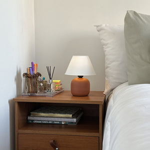 Abajur bujão terracota com cúpula de plástico no quarto #terracota #plástico