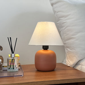 Abajur bujão terracota com cúpula de tecido no quarto #terracota #tecido