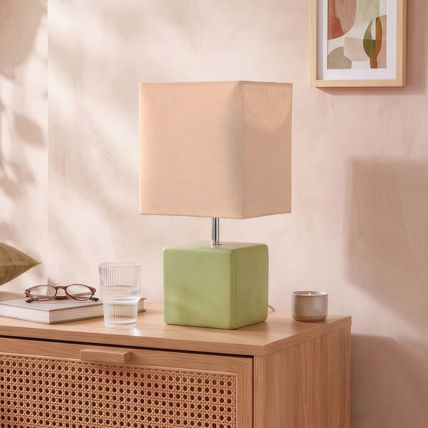 Abajur cubo verde pistache com cúpula de tecido apagado de dia na mesa de cabeceira de quarto boho #verdepistache