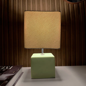 Abajur cubo verde pistache com cúpula de tecido aceso #verdepistache