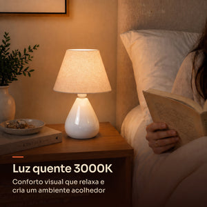 Abajur gota branco com cúpula de tecido e luz quente 3000K na mesa de cabeceira #branco #tecido