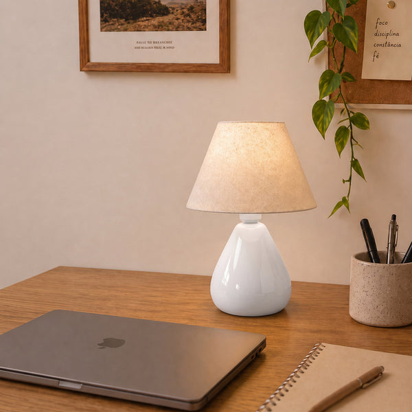 Abajur gota branco com cúpula de tecido decorando mesa de escritório #branco #tecido