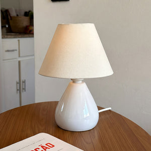 Abajur gota de cerâmica branco com cúpula de tecido na mesa de cabeceira #branco #tecido