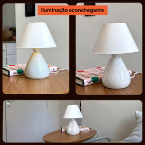 Abajur gota branco com cúpula de plástico aceso no quarto, iluminação aconchegante #branco #plástico