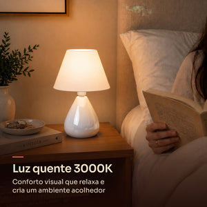 Abajur gota branco com cúpula de plástico e luz quente 3000K na mesa de cabeceira #branco #plástico