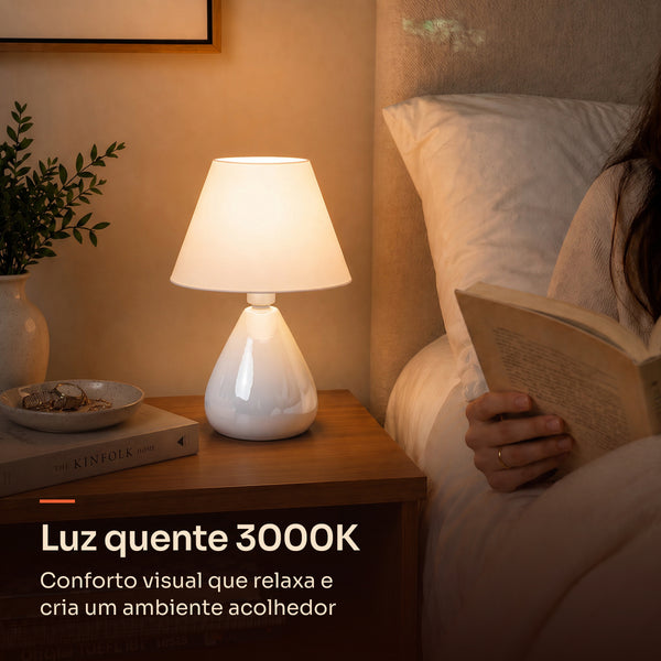 Abajur gota branco com cúpula de plástico e luz quente 3000K na mesa de cabeceira #branco #plástico