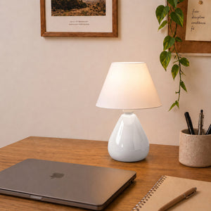 Abajur gota branco com cúpula de plástico decorando mesa de escritório #branco #plástico