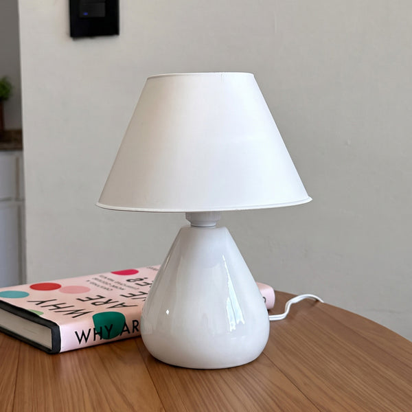 Abajur gota de cerâmica branco com cúpula de plástico na mesa de cabeceira #branco #plástico