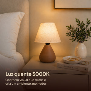 Abajur gota marrom com cúpula de tecido e luz quente 3000K na mesa de cabeceira #marrom #tecido