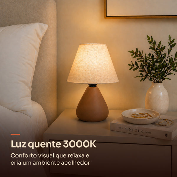 Abajur gota marrom com cúpula de tecido e luz quente 3000K na mesa de cabeceira #marrom #tecido