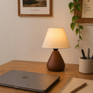 Abajur gota marrom com cúpula de tecido decorando mesa de escritório #marrom #tecido