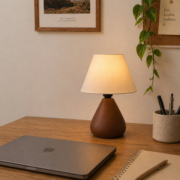 Abajur gota marrom com cúpula de tecido decorando mesa de escritório #marrom #tecido
