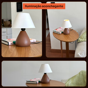 Abajur gota marrom com cúpula de plástico aceso no quarto, iluminação aconchegante #marrom #plástico