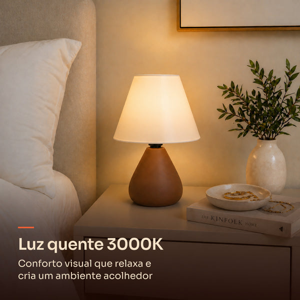 Abajur gota marrom com cúpula de plástico e luz quente 3000K na mesa de cabeceira #marrom #plástico