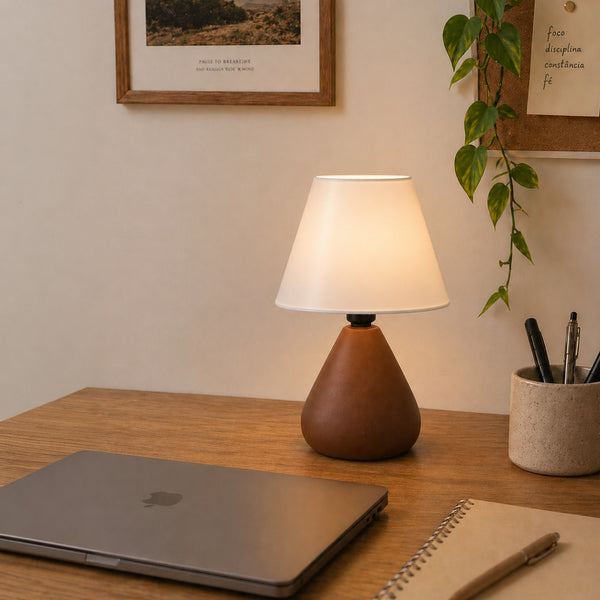 Abajur gota marrom com cúpula de plástico decorando mesa de escritório #marrom #plástico