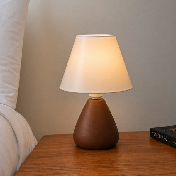 Abajur gota de cerâmica marrom com cúpula de plástico na mesa de cabeceira #marrom #plástico