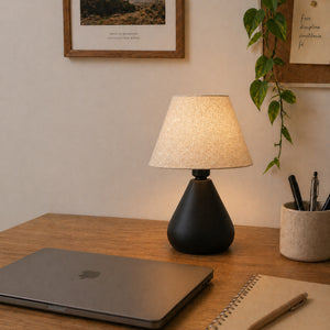 Abajur gota preto com cúpula de tecido decorando mesa de escritório #preto #tecido