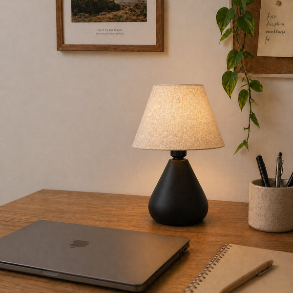 Abajur gota preto com cúpula de tecido decorando mesa de escritório #preto #tecido
