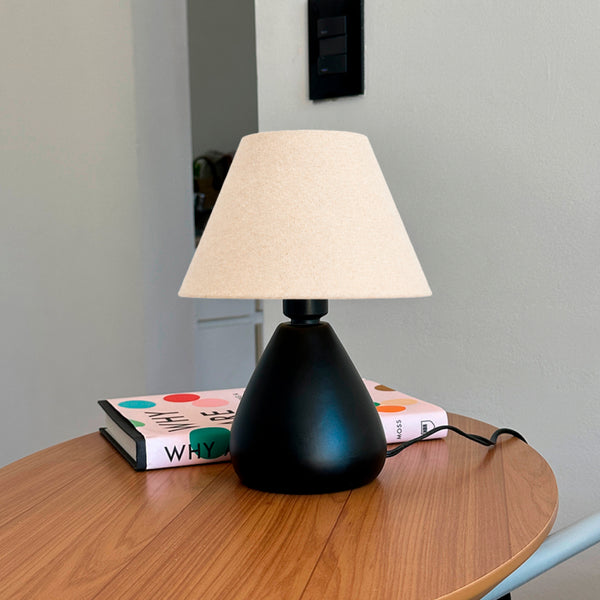 Abajur gota de cerâmica preto com cúpula de tecido na mesa de cabeceira #preto #tecido