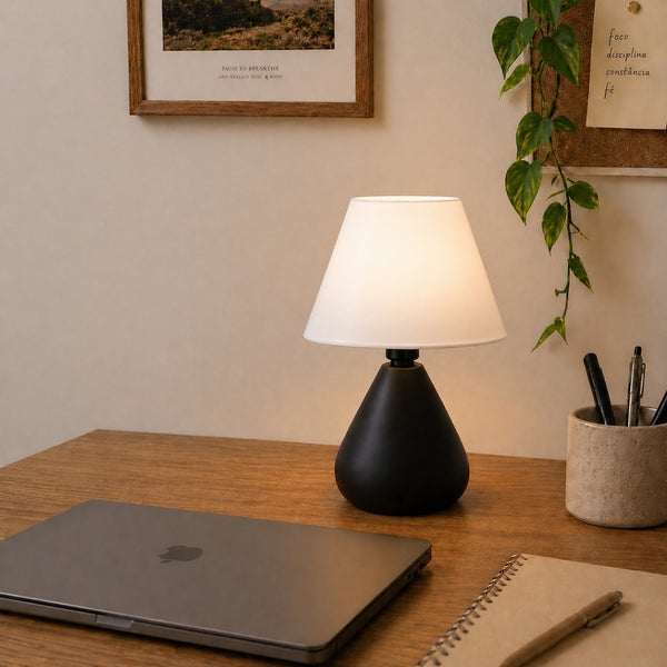 Abajur gota preto com cúpula de plástico decorando mesa de escritório #preto #plástico