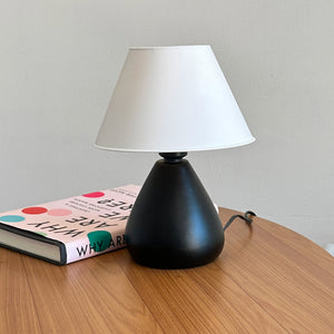 Abajur gota de cerâmica preto com cúpula de plástico na mesa de cabeceira #preto #plástico