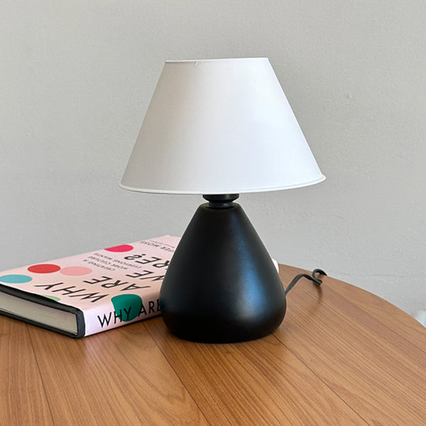 Abajur gota de cerâmica preto com cúpula de plástico na mesa de cabeceira #preto #plástico