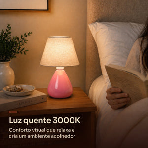 Abajur gota rosa com cúpula de tecido e luz quente 3000K na mesa de cabeceira #rosabrilhante #tecido