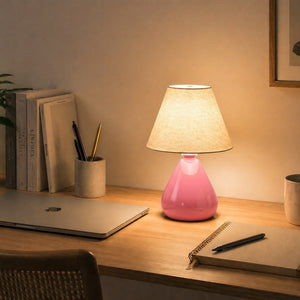 Abajur gota rosa com cúpula de tecido decorando mesa de escritório #rosabrilhante #tecido