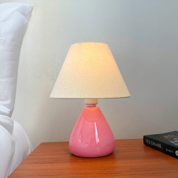 Abajur gota de cerâmica rosa com cúpula de tecido na mesa de cabeceira #rosabrilhante #tecido