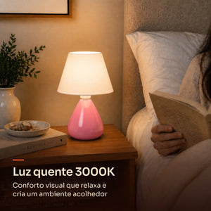 Abajur gota rosa com cúpula de plástico e luz quente 3000K na mesa de cabeceira #rosabrilhante #plástico