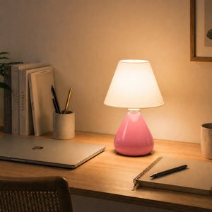 Abajur gota rosa com cúpula de plástico decorando mesa de escritório #rosabrilhante #plástico