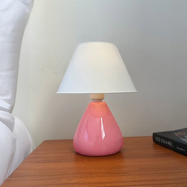 Abajur gota de cerâmica rosa com cúpula de plástico na mesa de cabeceira #rosabrilhante #plástico