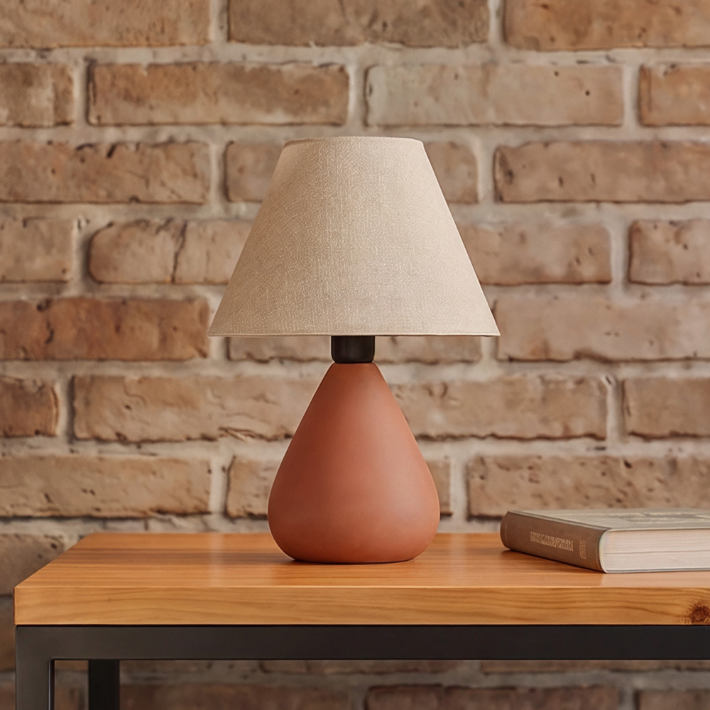 Abajur gota terracota com cúpula de tecido aceso no criado-mudo de quarto industrial #terracota #tecido