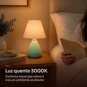 Abajur gota azul com cúpula de tecido e luz quente 3000K na mesa de cabeceira #azulbrilhante #tecido