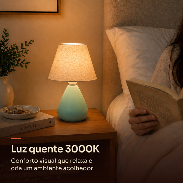 Abajur gota azul com cúpula de tecido e luz quente 3000K na mesa de cabeceira #azulbrilhante #tecido
