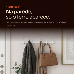 Cabideiro 6 ganchos branco na entrada de casa com casaco, cachecol e bolsa #branco