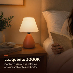 Abajur gota terracota com cúpula de plástico e luz quente 3000K na mesa de cabeceira #terracota #plástico